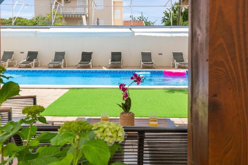 Apartments Villa Mirela Petrčane 0*,  Kroatien