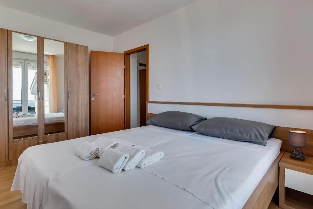 Apartments Villa Mirela Petrčane 0*,