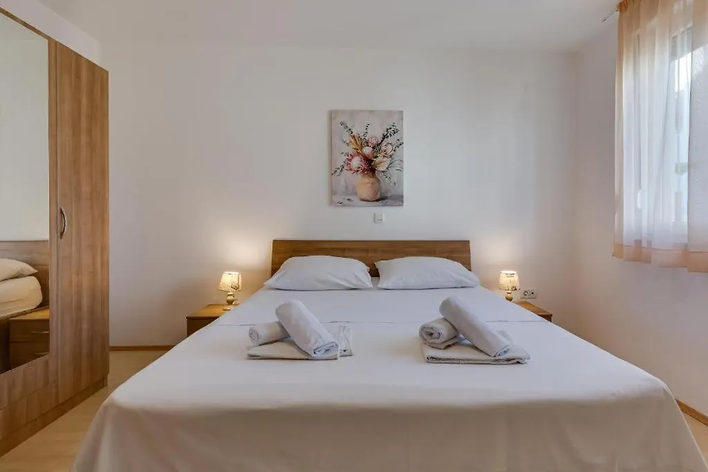 Apartments Villa Mirela Petrčane